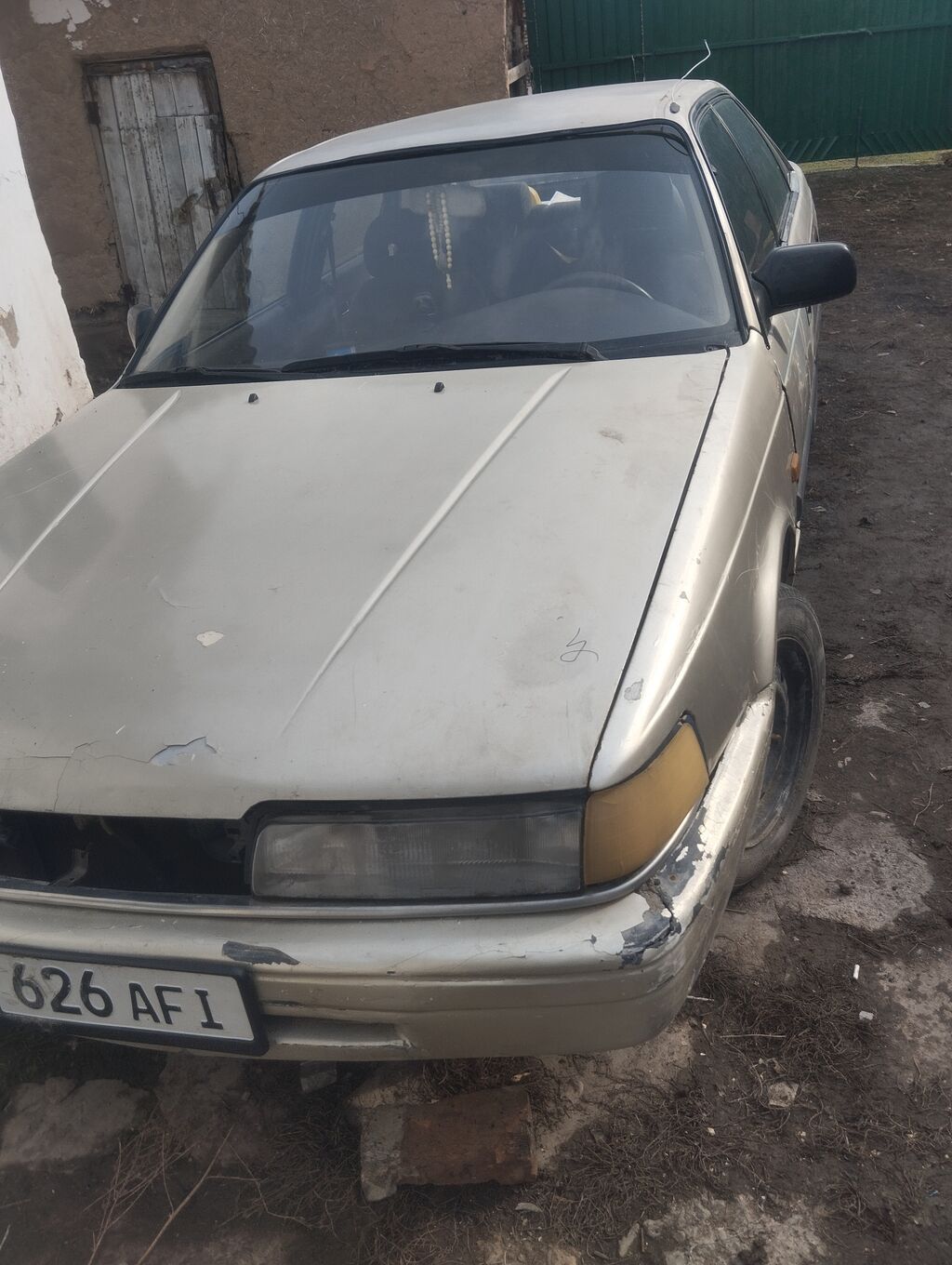 Автомобиль седан серебристого цвета. Основные особенности