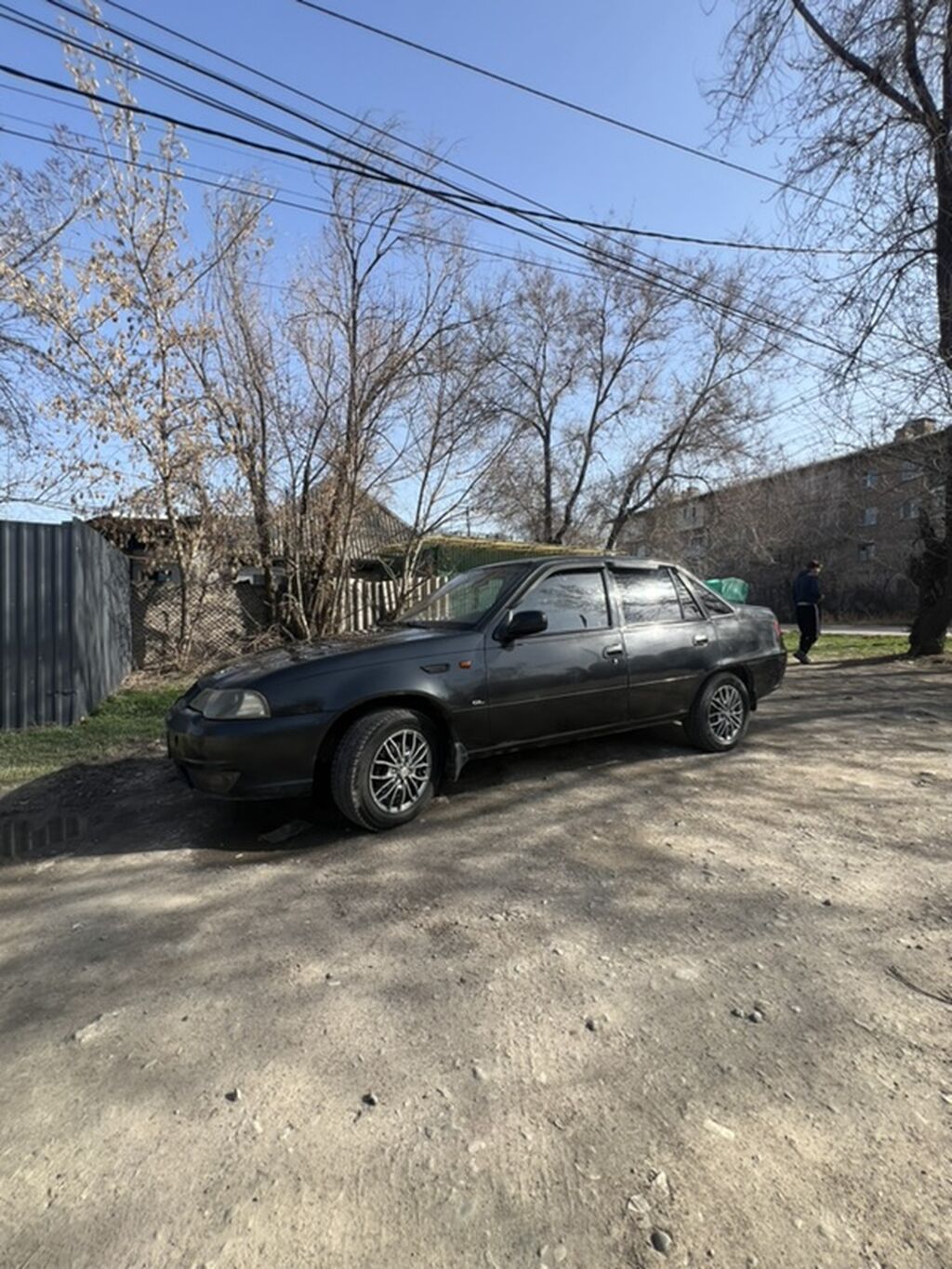 Легковой седан черного цвета. Кузов