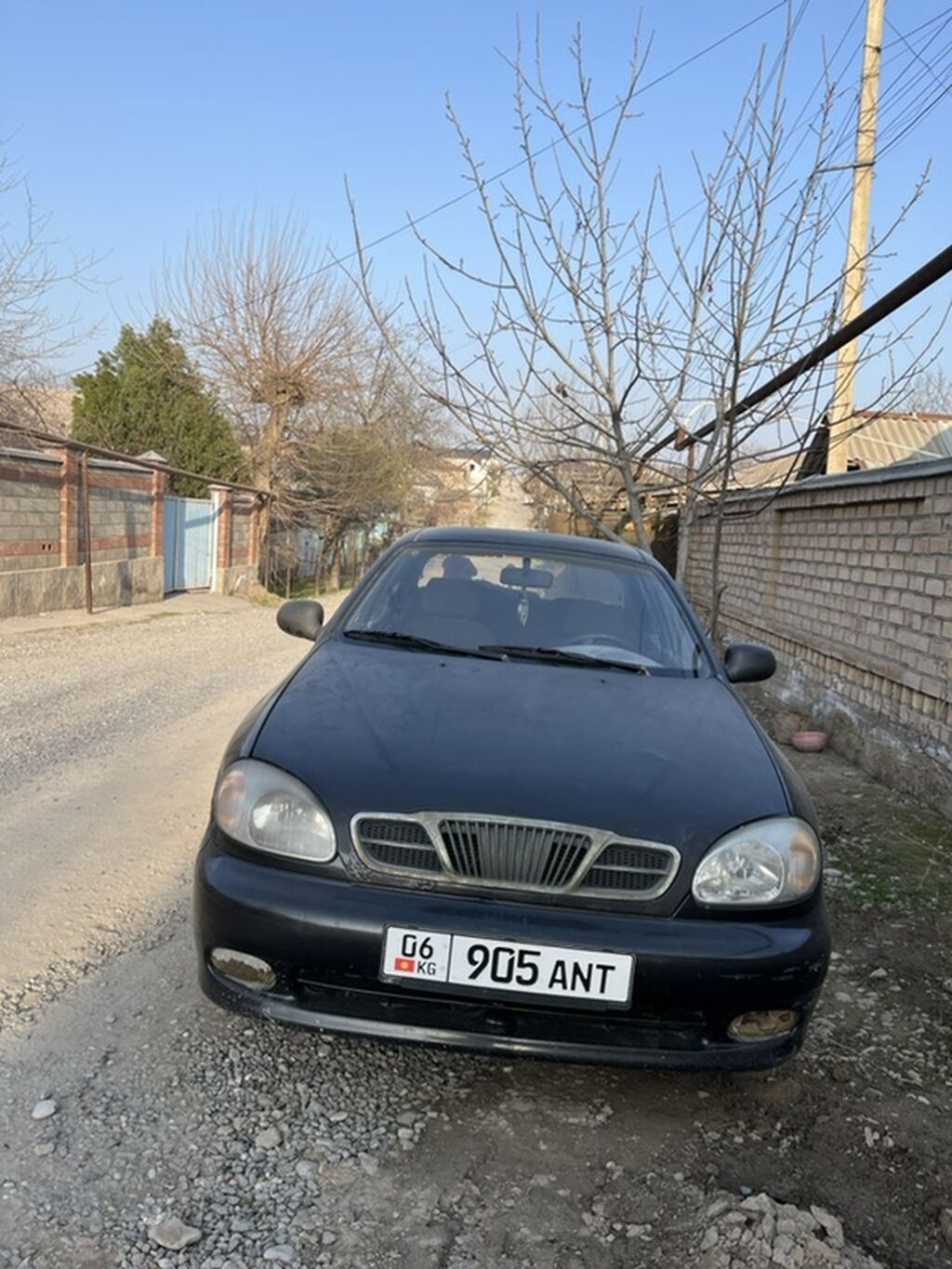 Седан компакт-класса, черный цвет кузова. 4 двери, 5 мест. Левый руль