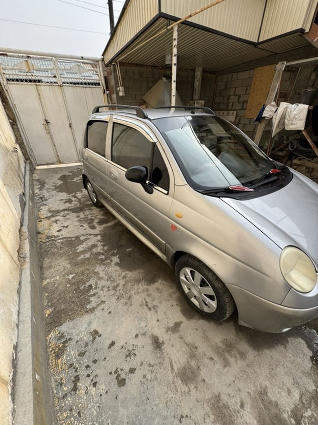 Компактный городской хэтчбек серебристого цвета. Характеристики и