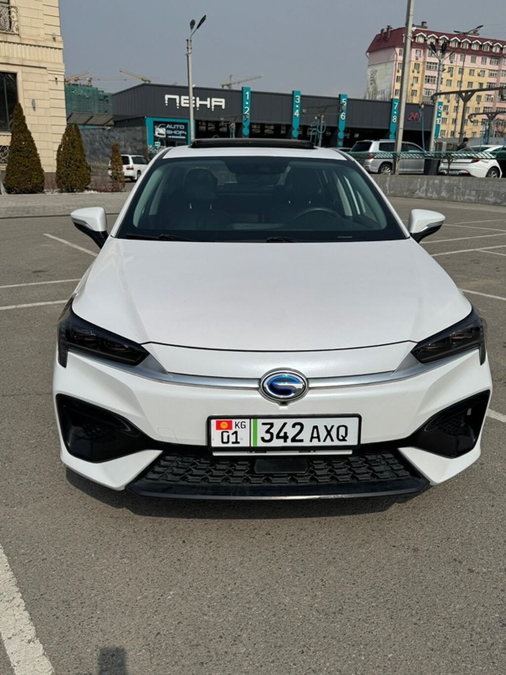 GAC Aion S Plus, электрический седан белого цвета. Основные