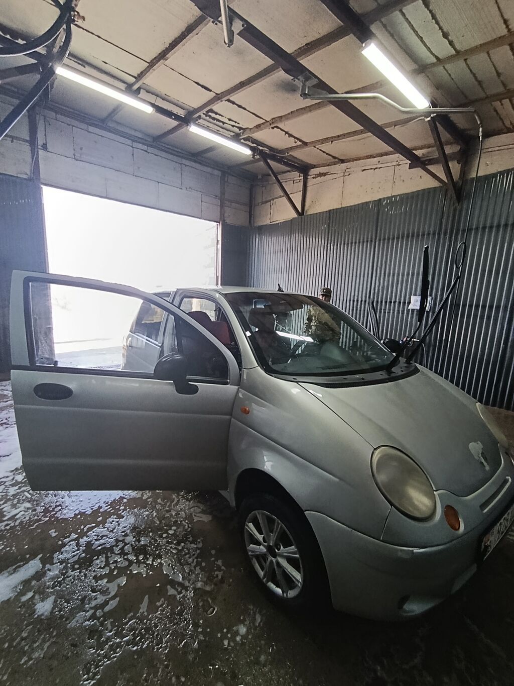 Компактный хэтчбек серебристого цвета (5 дверей). Основные