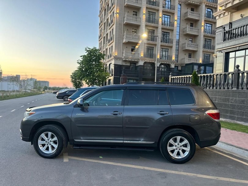 машина Toyota Highlander limited .Обьем