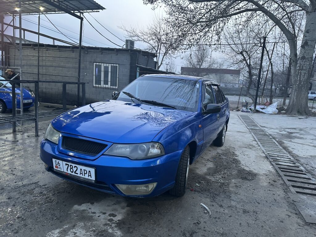 Седан синего цвета, 4 двери. Кузов — классический трехобъемный