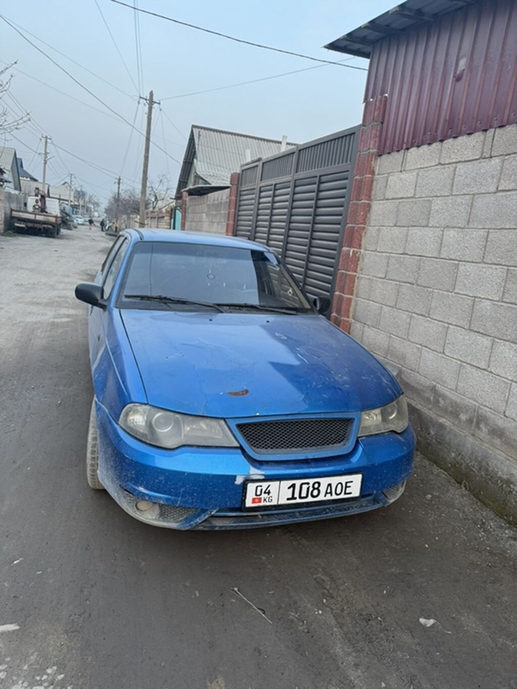 Седан синего цвета, 4 двери, кузов классической формы. Основные