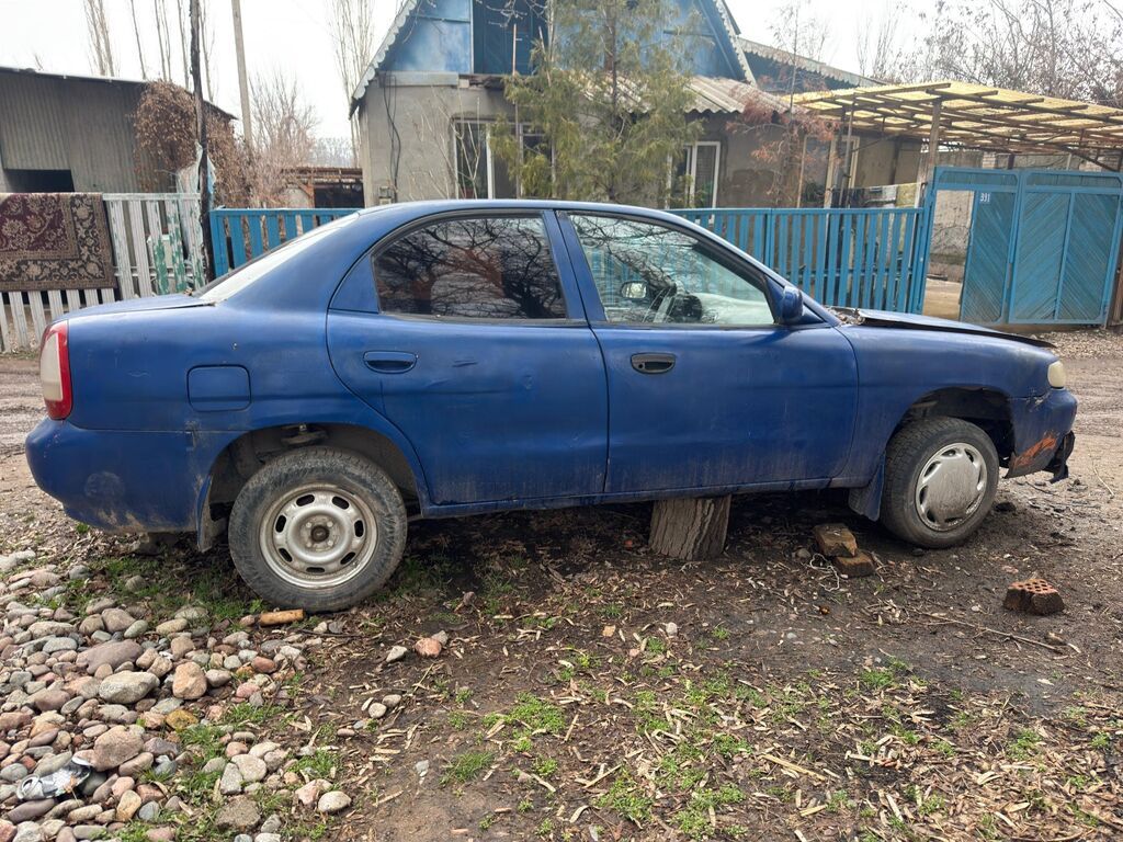 Синий седан (4 двери), бензиновый. Подходит как донор на запчасти или