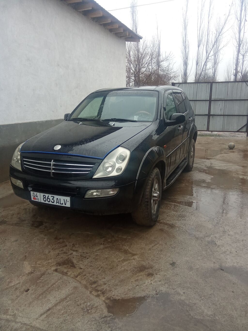 Продаётся полноразмерный внедорожник. Черный кузов, 5‑дверный