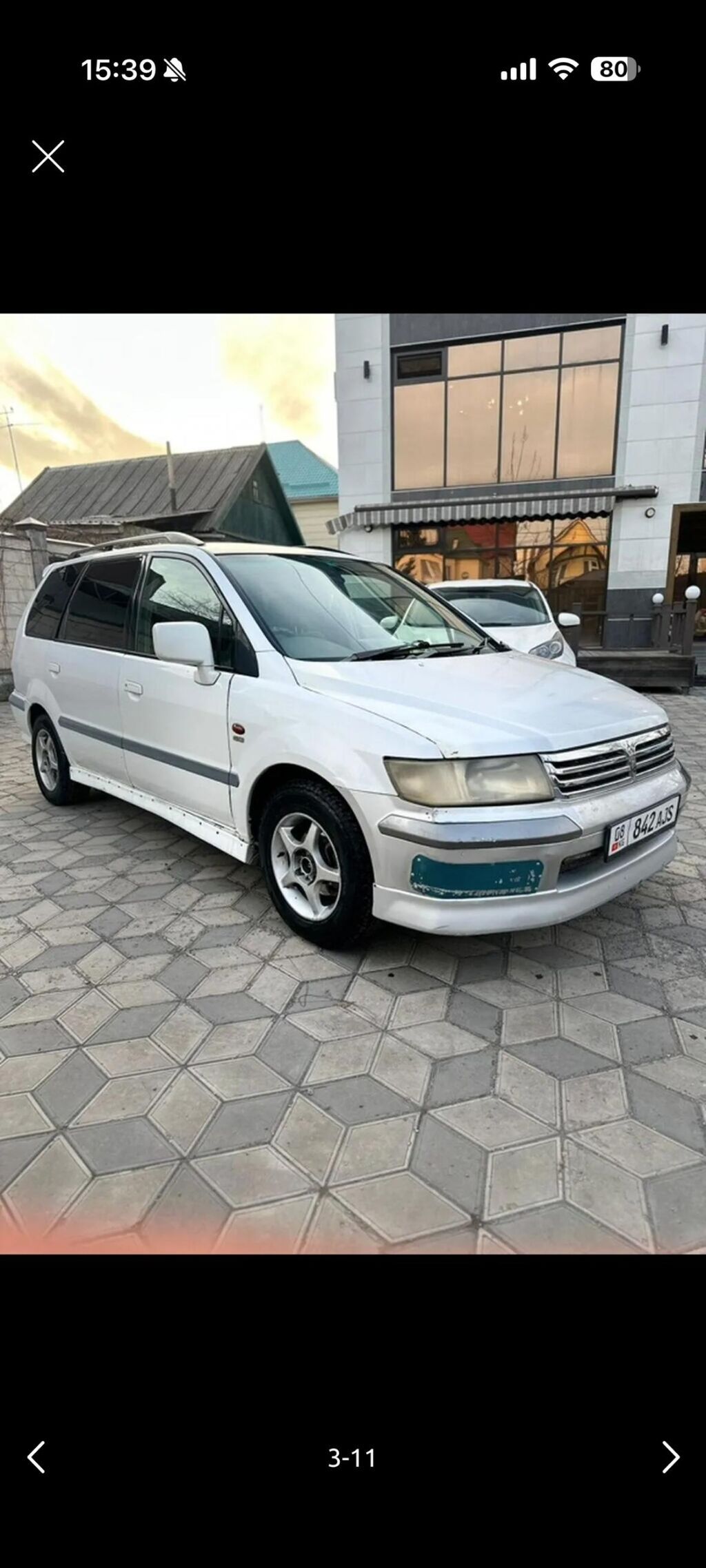 Просторный 7‑местный минивэн/универсал белого цвета. Основные