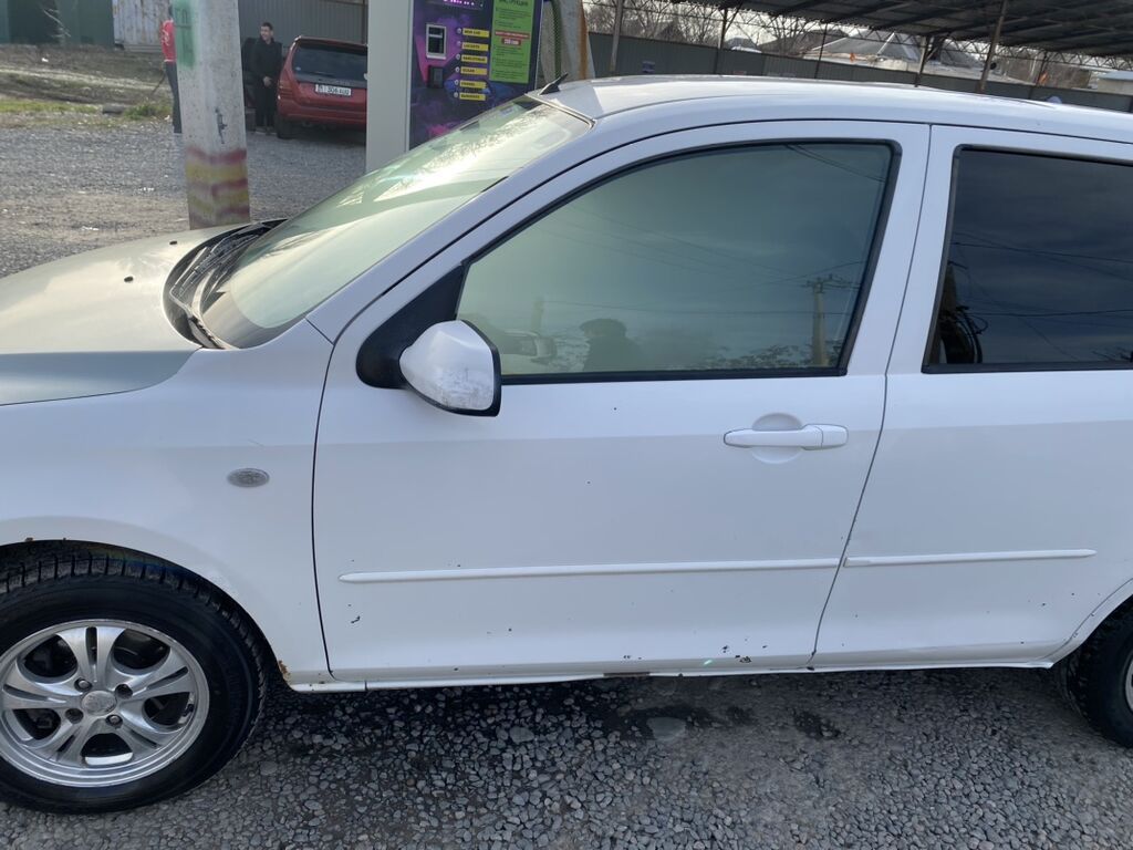 Легковой автомобиль, белый цвет, кузов хэтчбек/седан компакт-класса