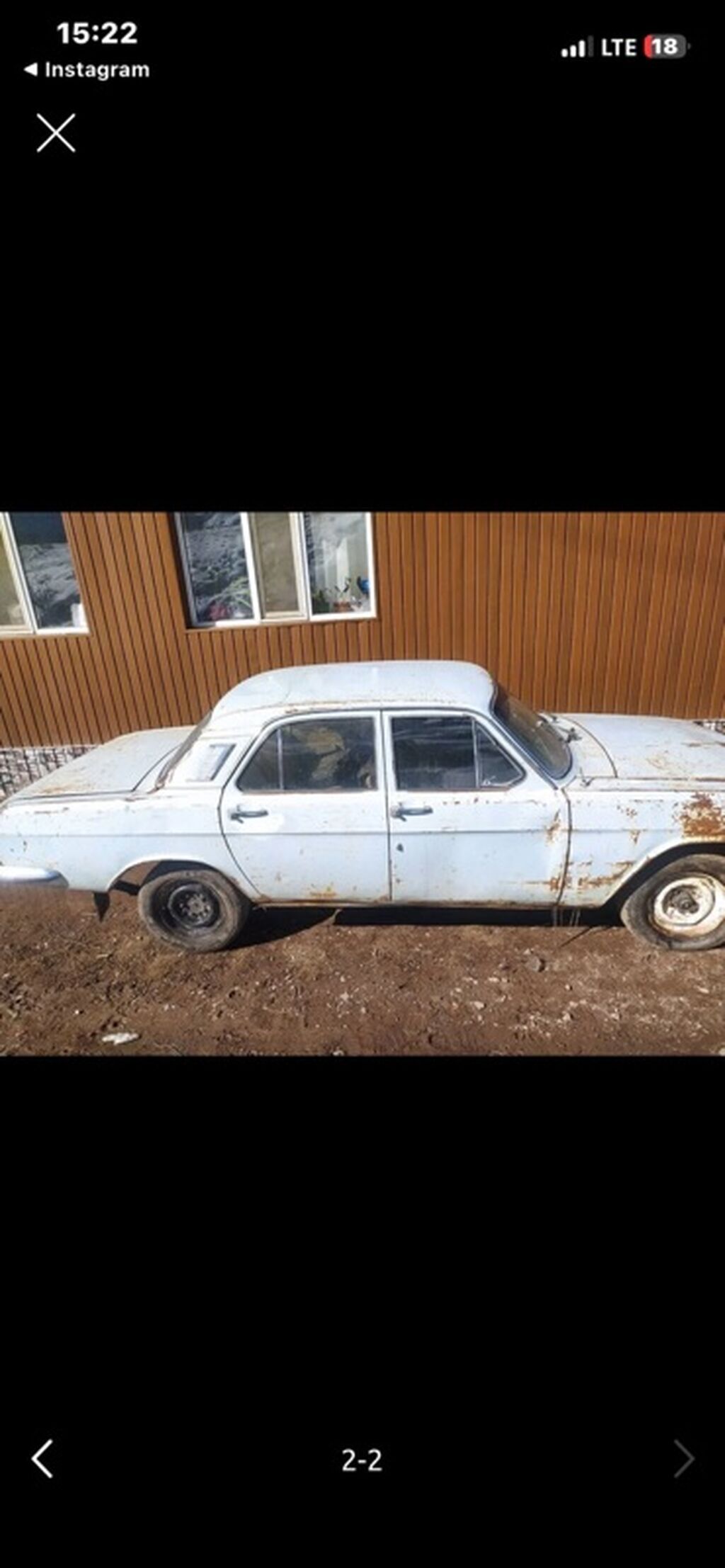 Седан классического типа, светло‑голубой, 4 двери. Металлический кузов