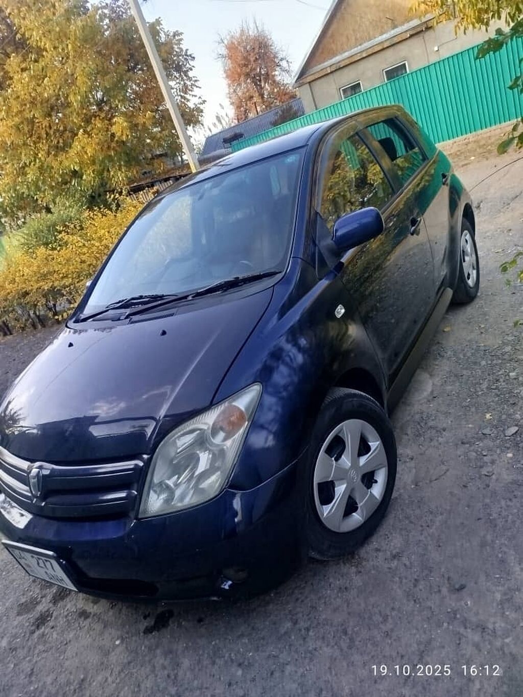 Компактный хэтчбек темно-синего цвета. Основные характеристики