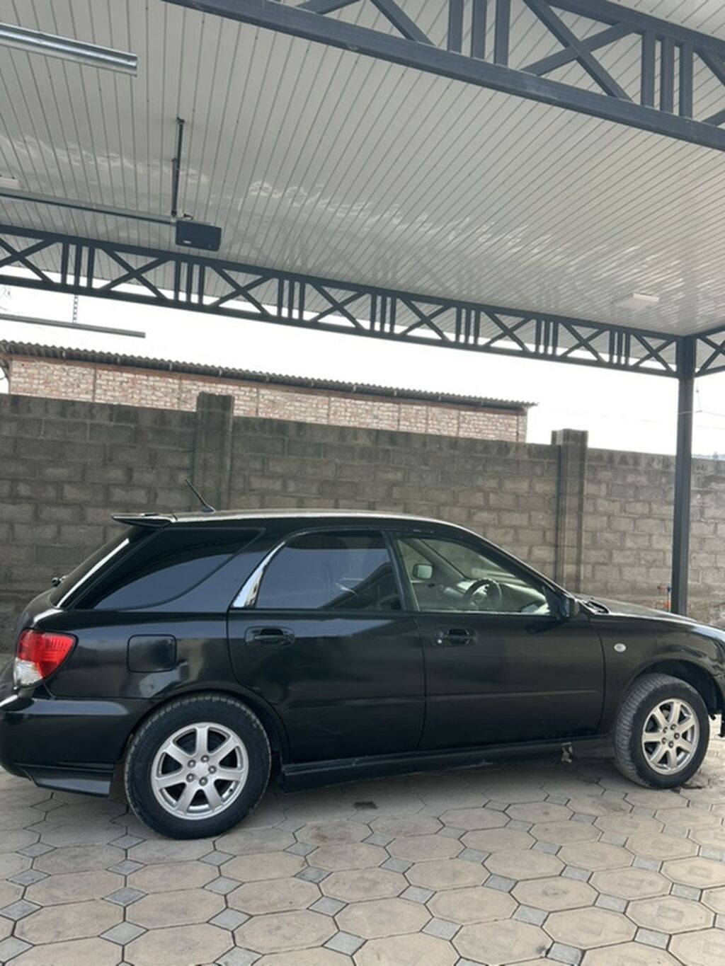 Черный универсал (хэтчбек 5 дверей), правый руль. Компактный кузов с