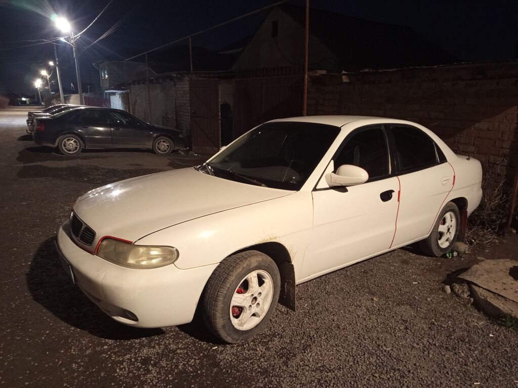 Анча мынча жасай турчу иши бар. Белый компактный седан, 4 двери