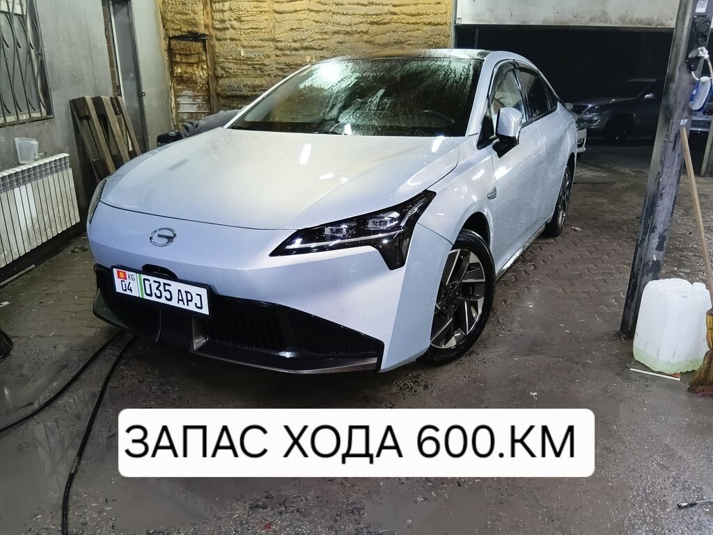 GAC Aion S Plus (электромобиль), белый кузов с черной крышей, седан