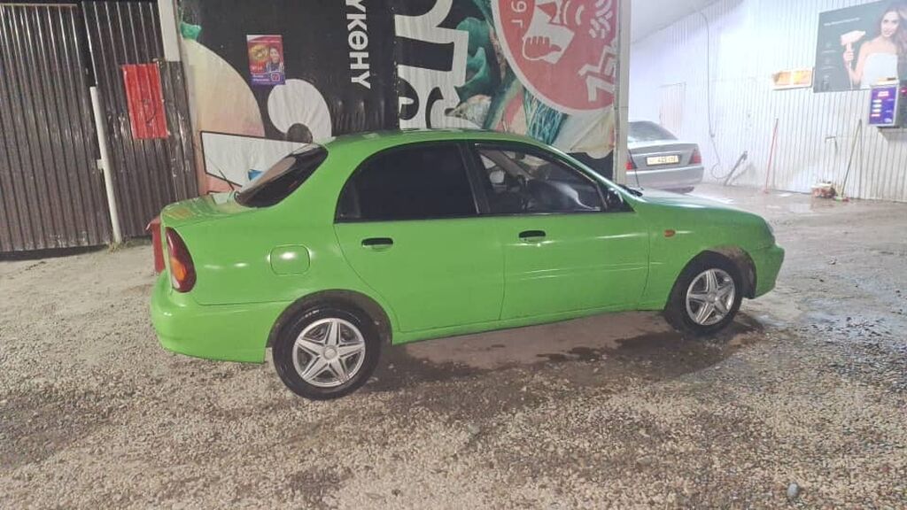 Седан компакт‑класса, 4 двери, ярко‑зелёный цвет кузова. Кузов с