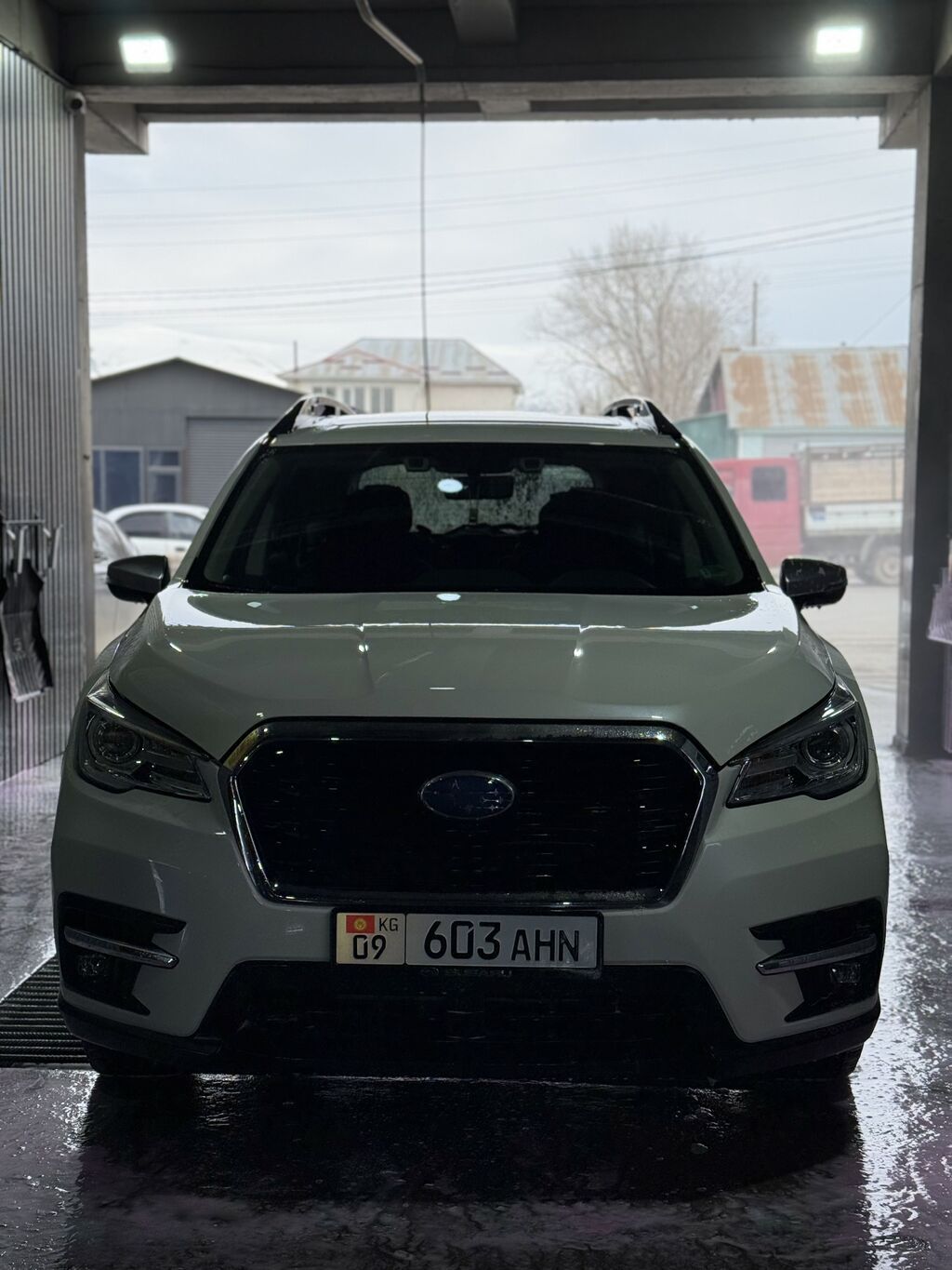 Легковой седан бизнес-класса серебристого цвета. - Кузов