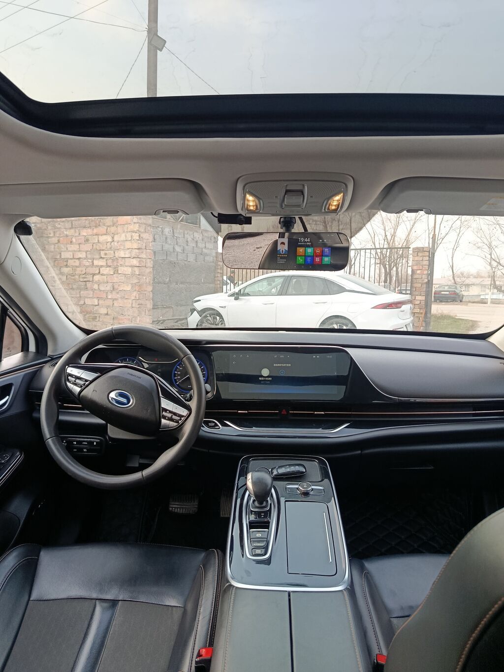 Просторный 5-местный кроссовер с современным салоном и панорамной