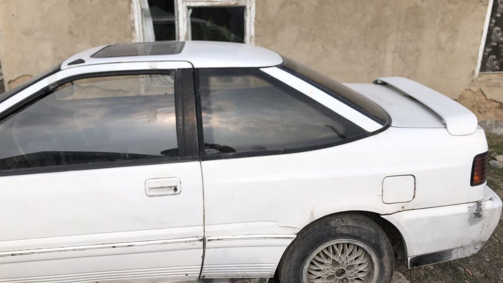 Купе белого цвета конца 80‑х – начала 90‑х годов с характерным задним