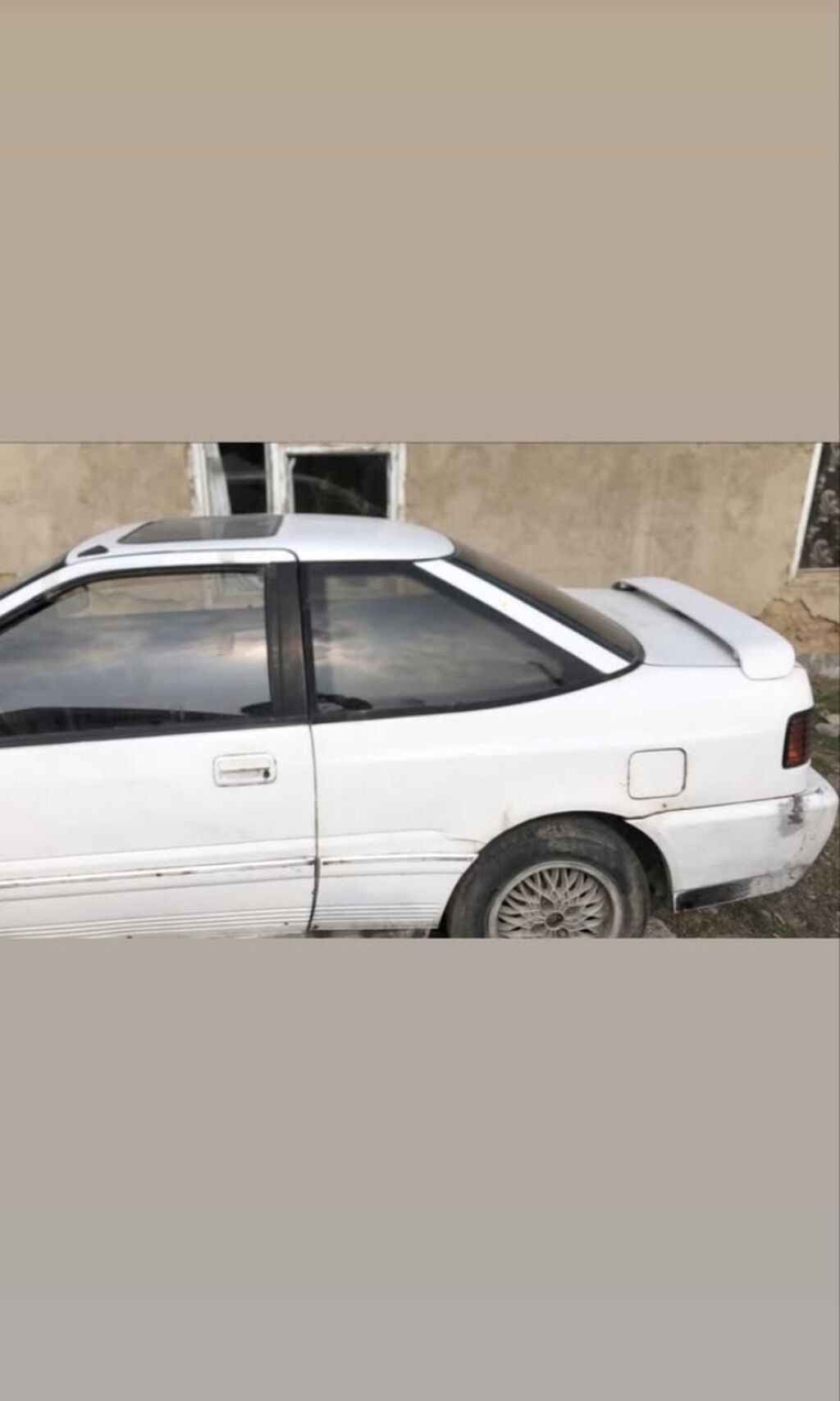 Купе белого цвета с жесткой крышей и люком, 3‑дверная компоновка