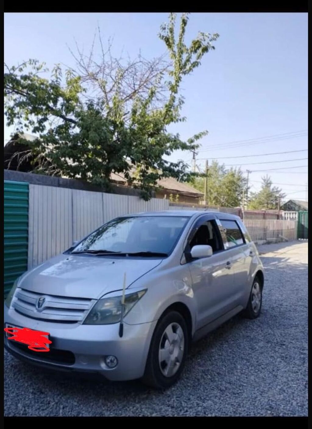 Компактный пятидверный хэтчбек серебристого цвета. Основные