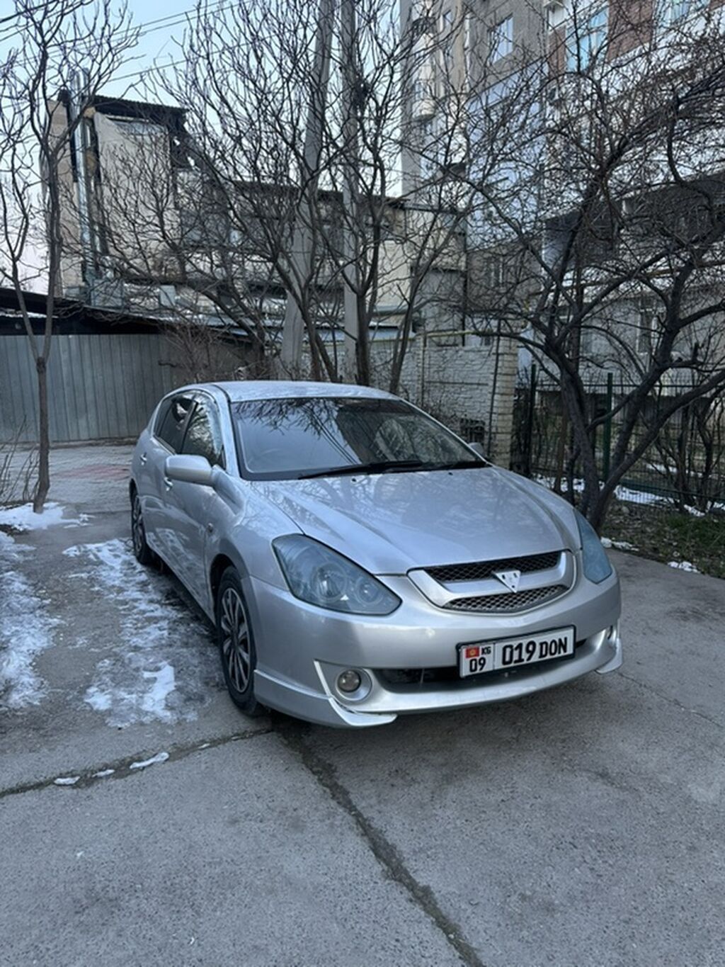 Продаётся компактный универсал в серебристом цвете. Кузов и внешний