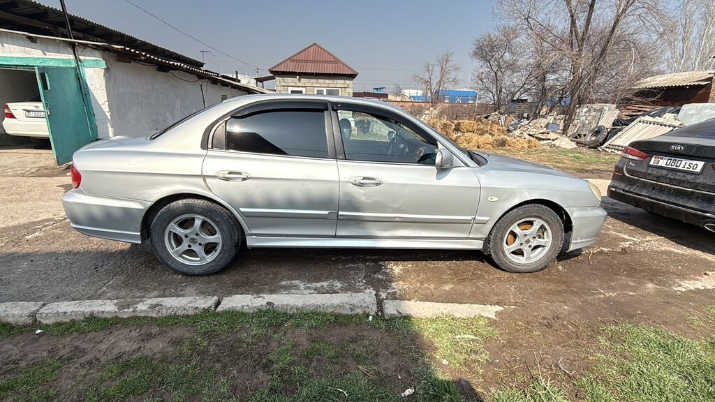 Седан серебристого цвета. Основные особенности