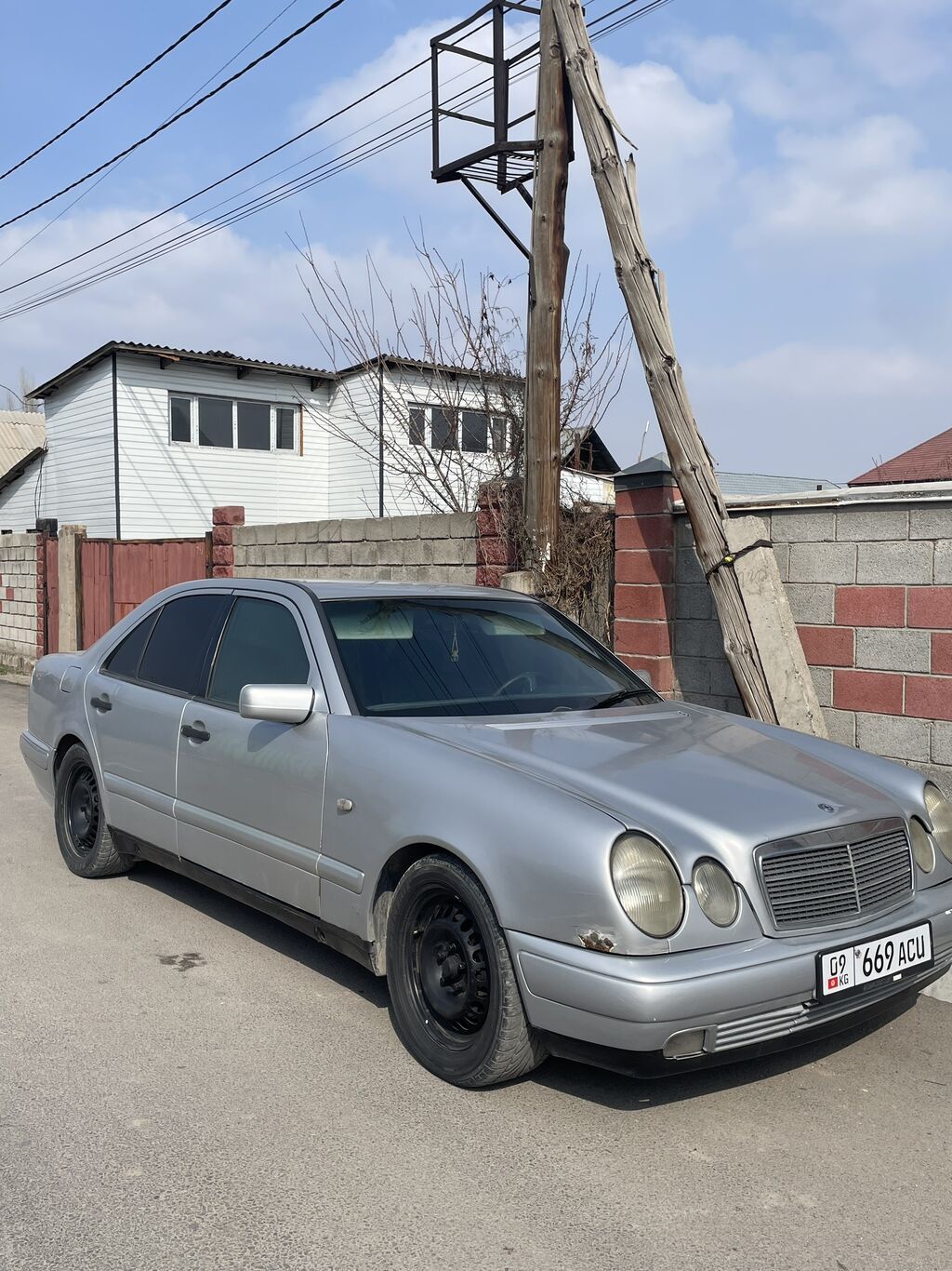 Продается Мерседес Лупарик чистый Старый завоз не путайт Год 1995