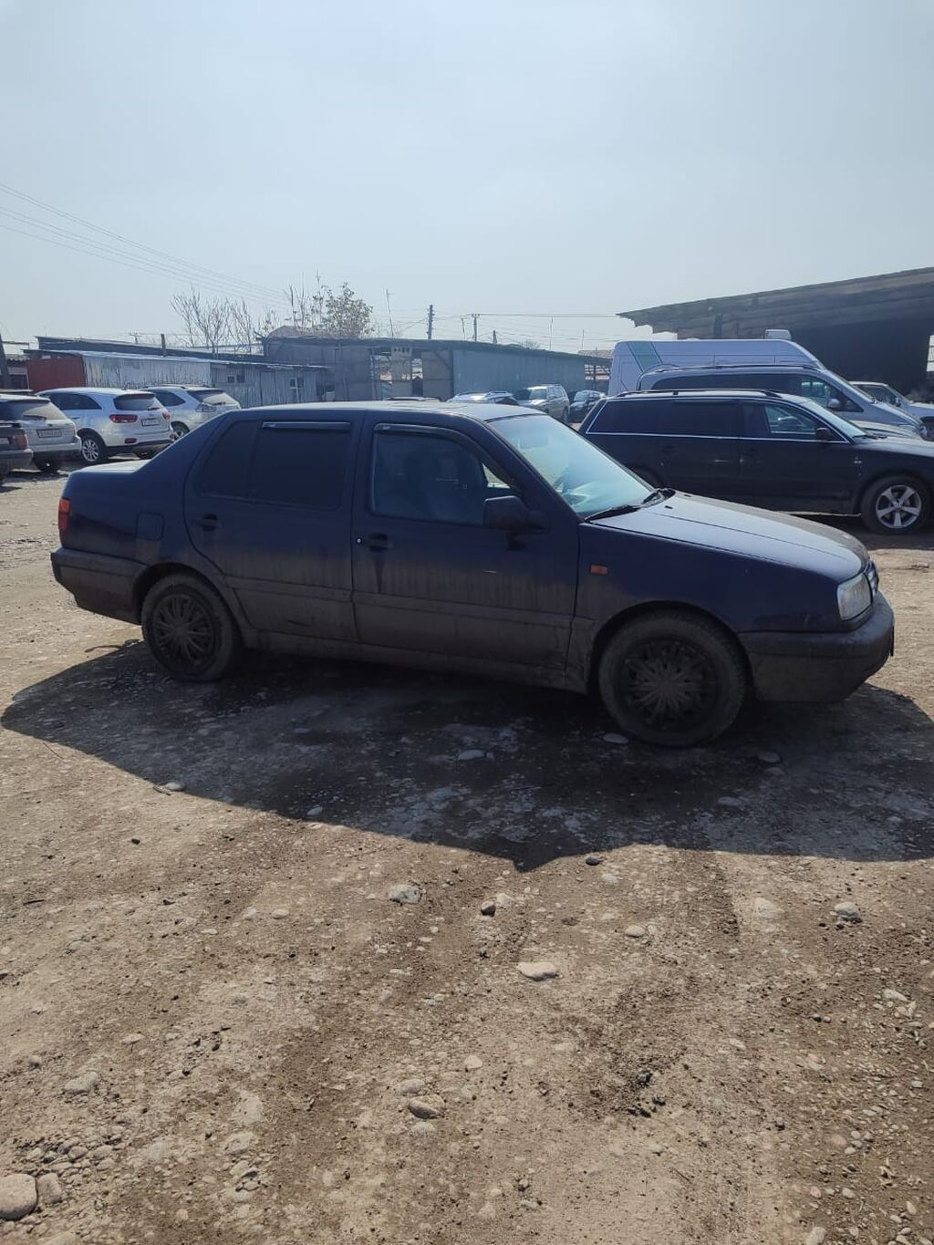 Volkswagen Vento (седан, 4 двери), темно-синий цвет кузова.год 1993
