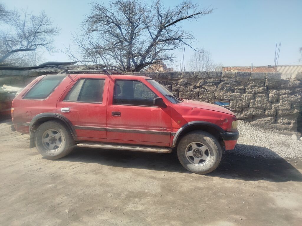 Продаётся пятидверный внедорожник красного цвета с полным размером