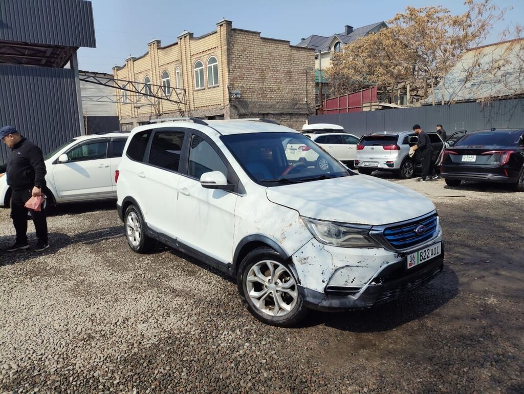 Продаю электромобил запас хода300 км .7 местный