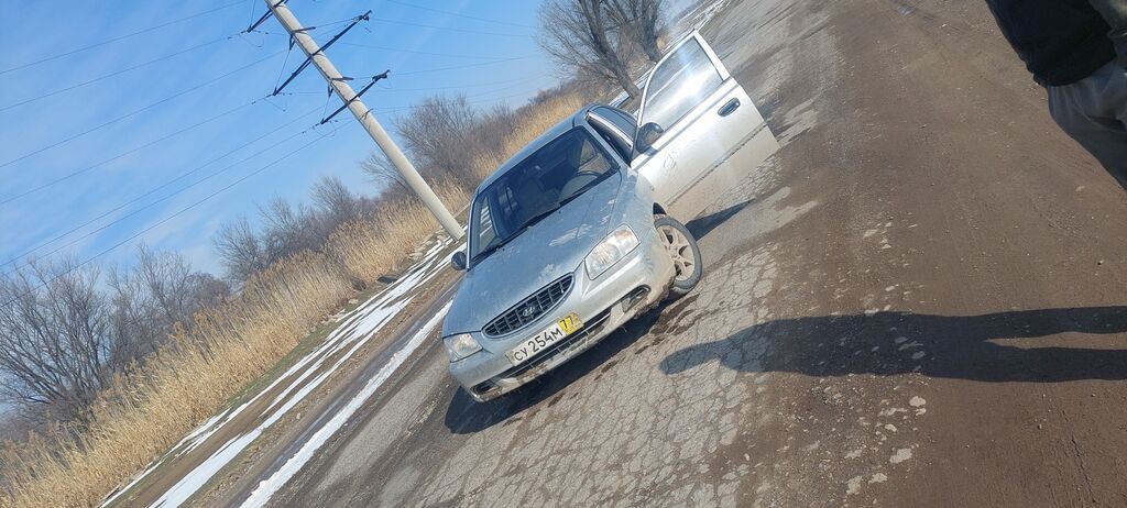 Легковой автомобиль седан, серебристый цвет. Особенности