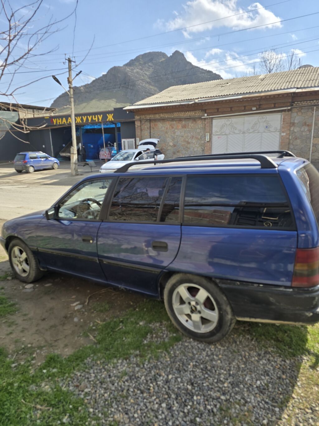 Продается универсал синего цвета с продольными рейлингами на крыше и