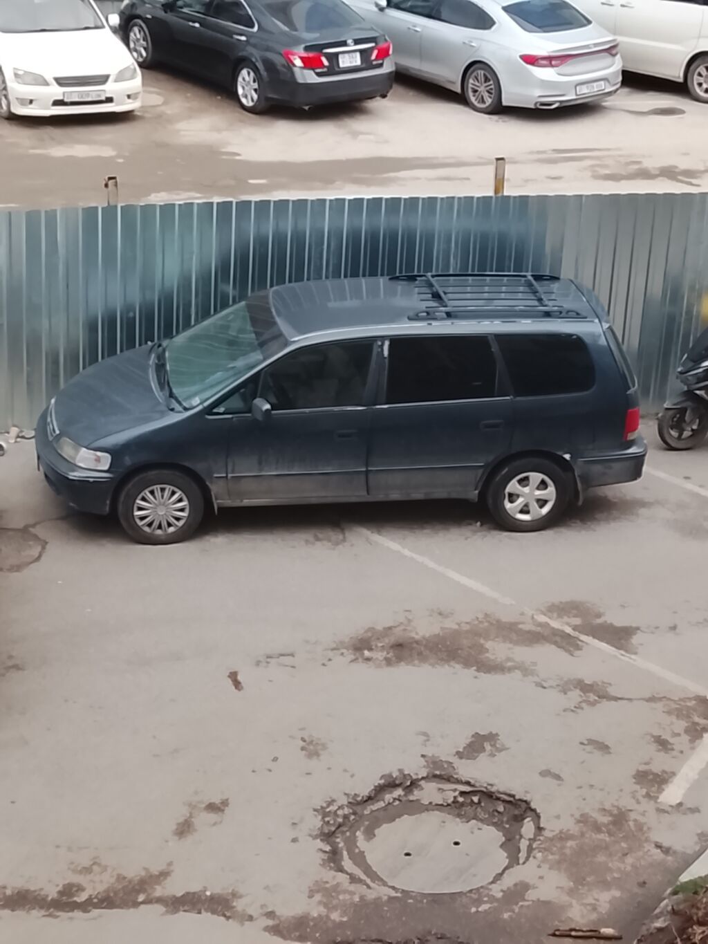 Просторный темно-синий минивэн/универсал с рейлингами на крыше