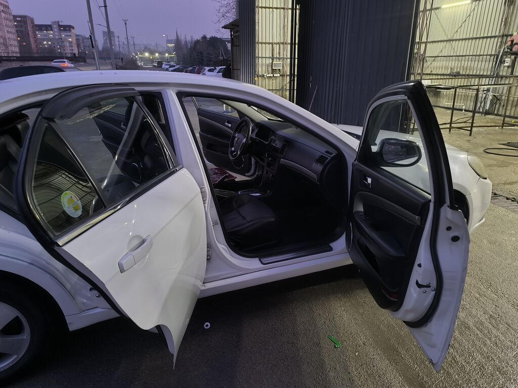 Белый седан класса C/D с автоматической коробкой передач. Кузов