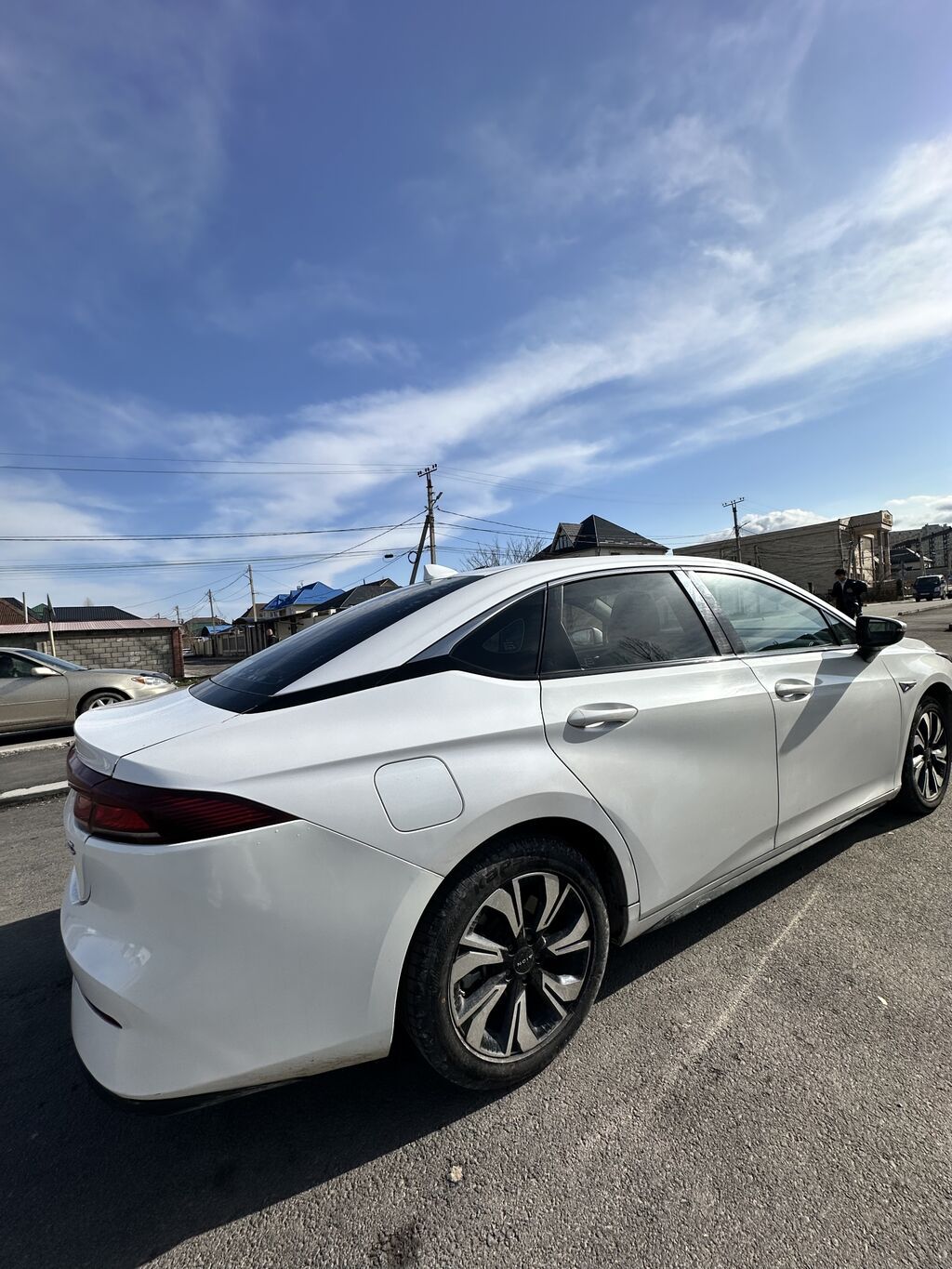 Aion S — электрический седан белого цвета. Запас хода 460км