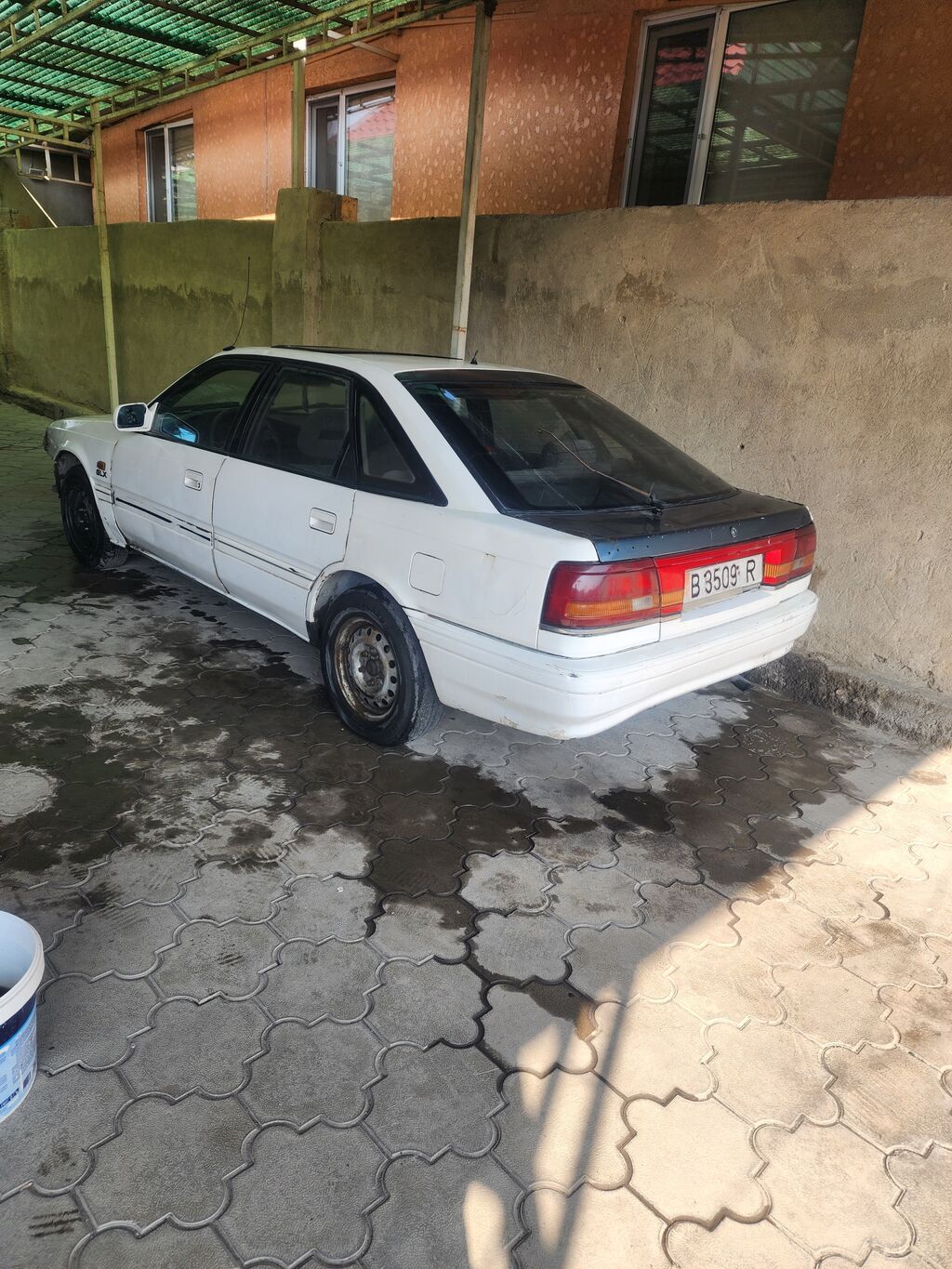 Седан белого цвета, 4 двери, левый руль. Компакт-класс конца 80‑х –