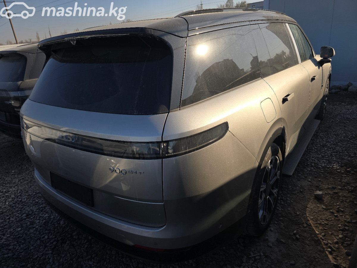 Lynk & Co 900