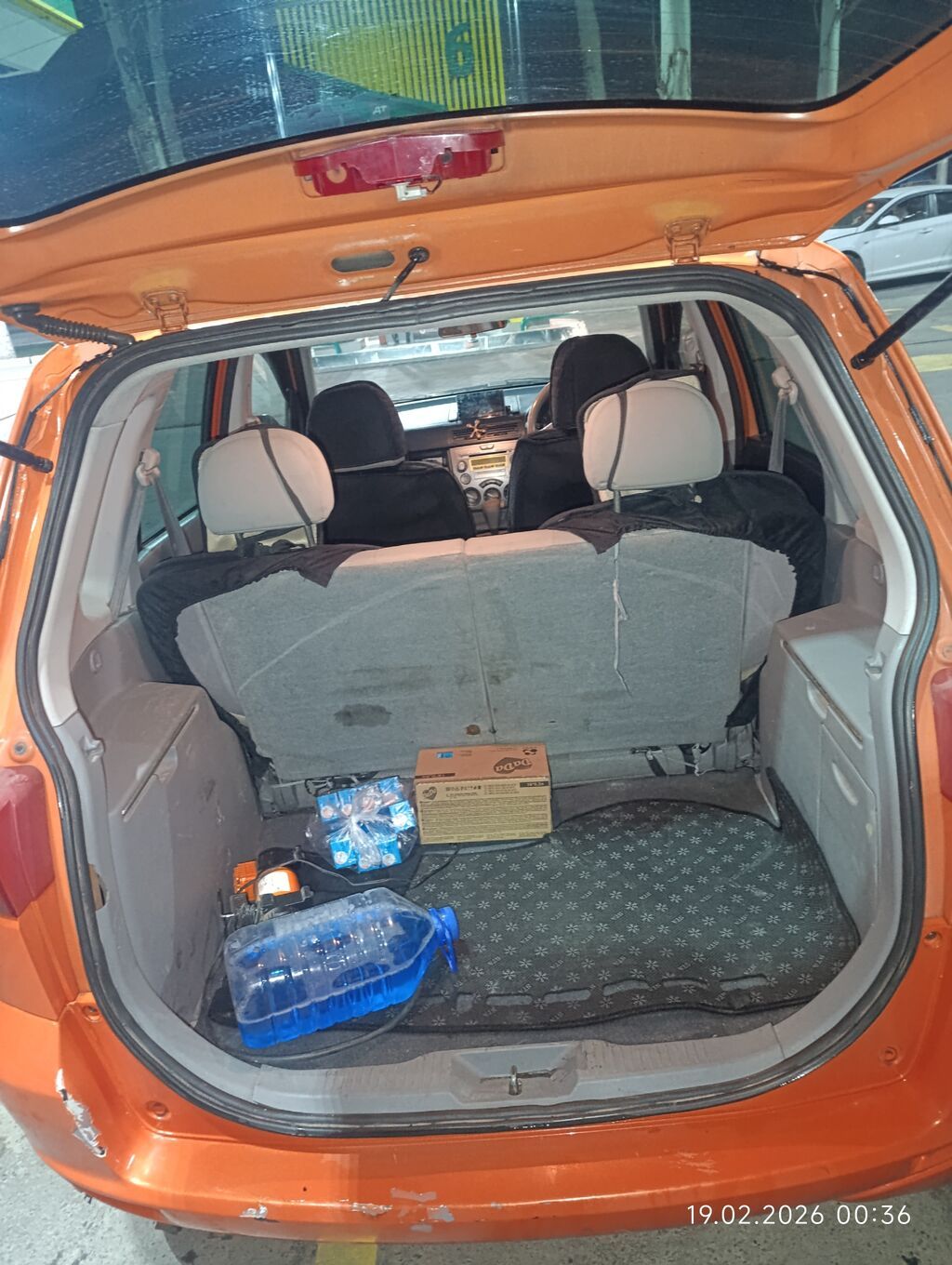 Компактный 5‑дверный хэтчбек оранжевого цвета. Основные особенности