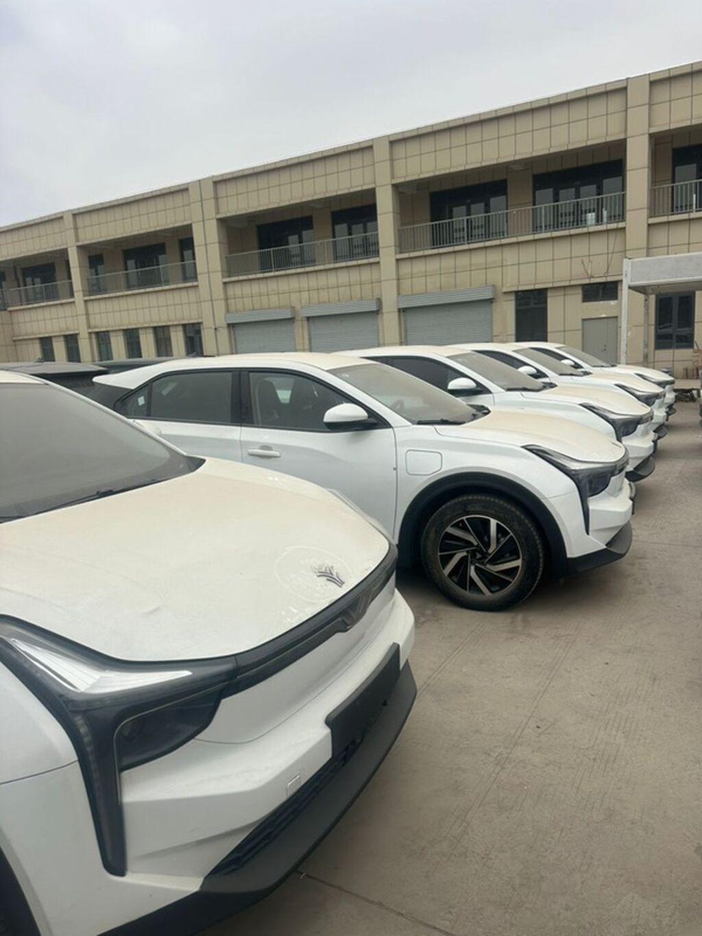 Электромобиль кроссовер (белый), современный дизайн и просторный