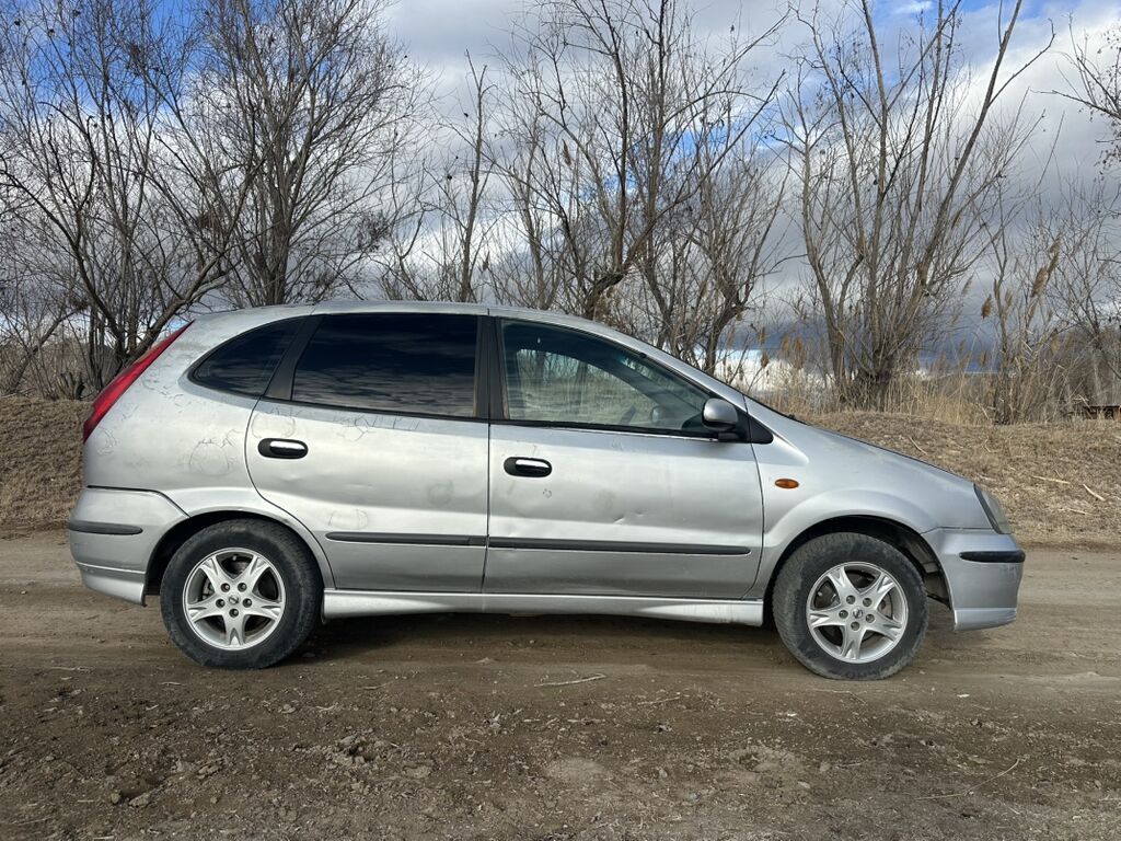 Nissan Almera Tino