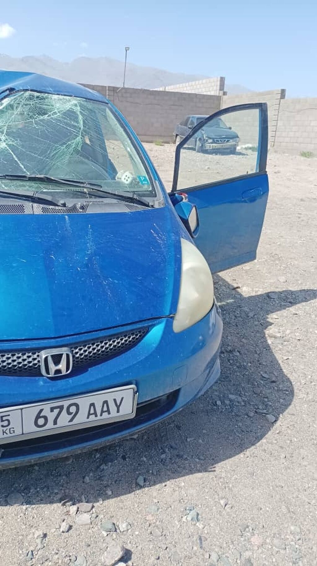 Honda Fit/Jazz (первое поколение), синий хэтчбек на киргизских номерах