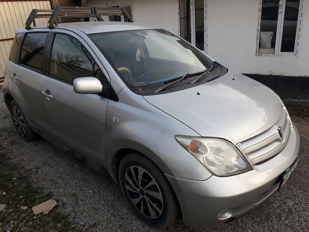 Компактный 5‑дверный хэтчбек серебристого цвета. Характеристики и