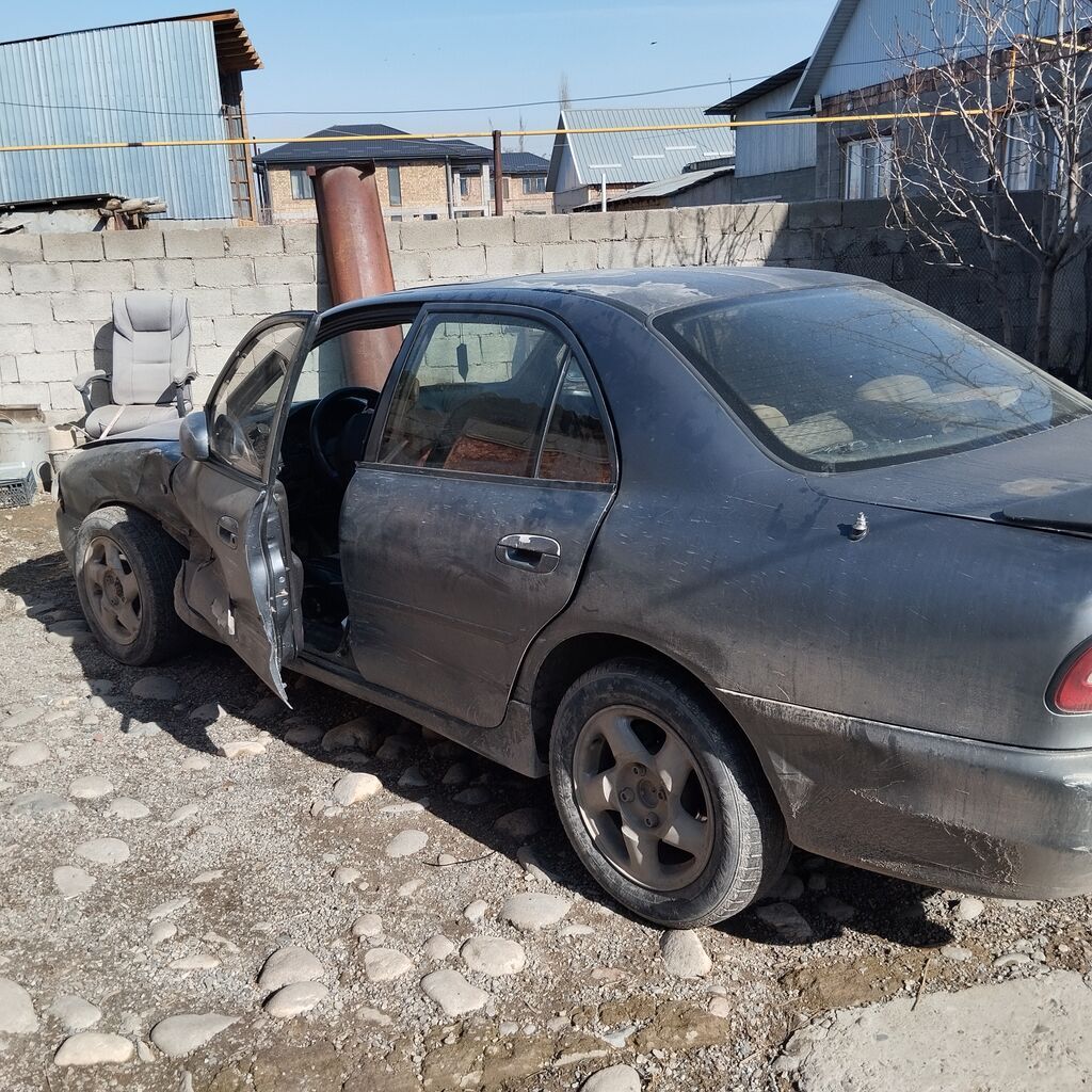 Продаю Митсубиси галант в аварийном состоянии. 93 года. объем 1.8