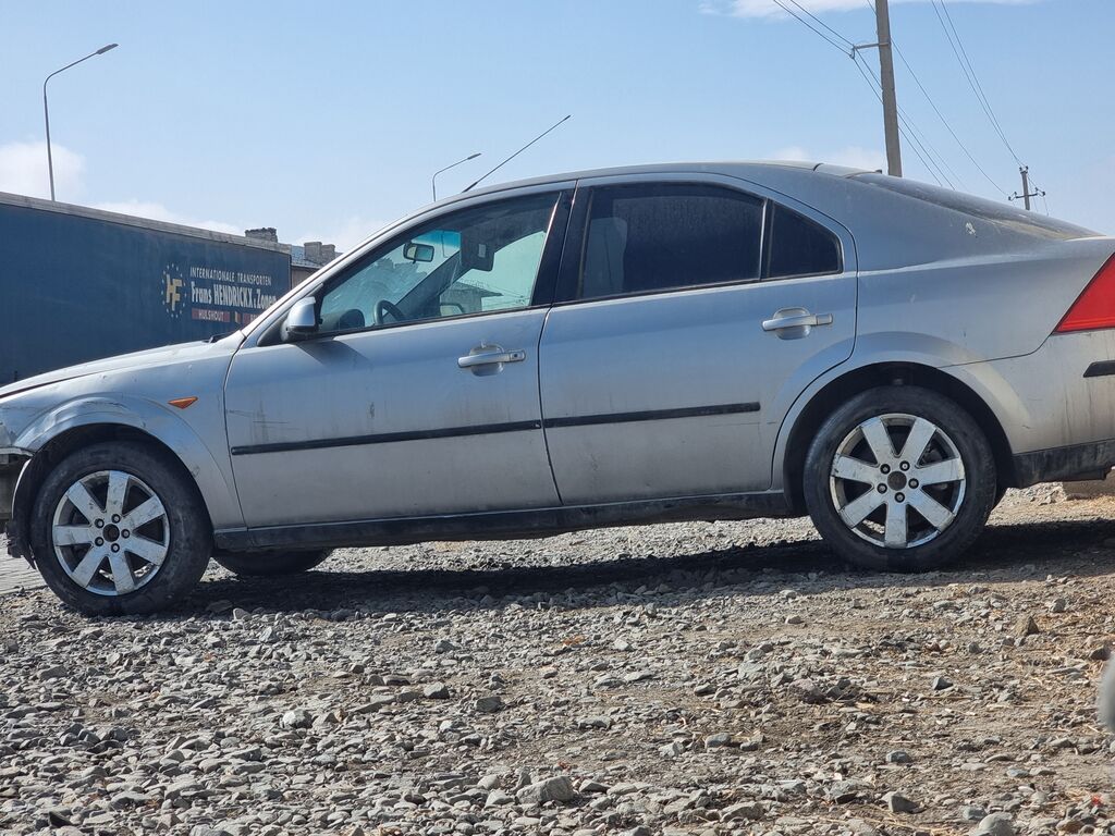 Седан серебристого цвета. Кузов 4‑дверный, класс D. Легкосплавные