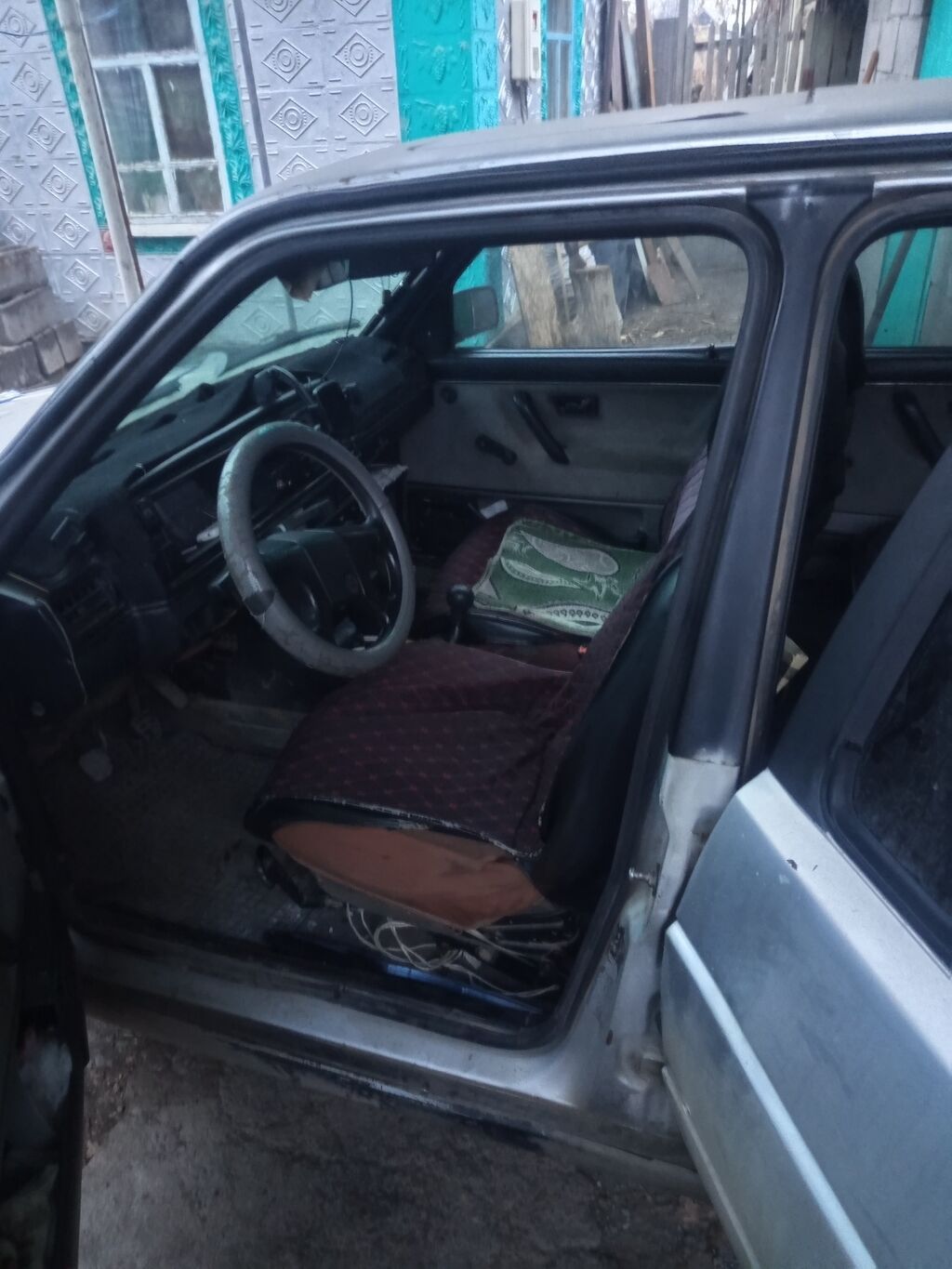 Автомобиль седан, серебристый цвет, 4 двери. Основные особенности