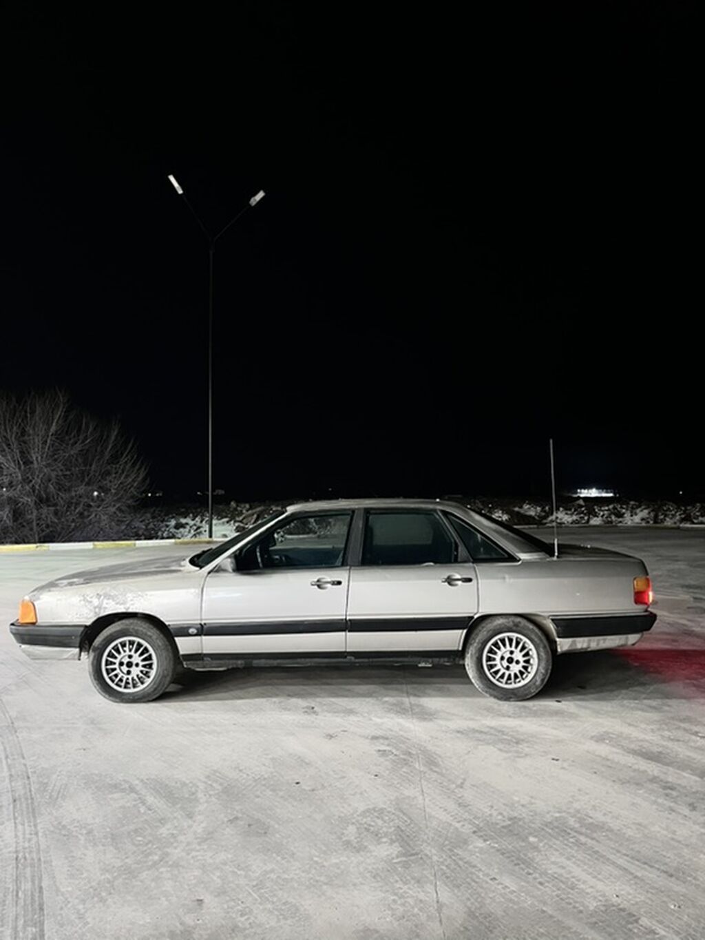 Седан C-класса, 4 двери, классический кузов с длинным капотом и ровной