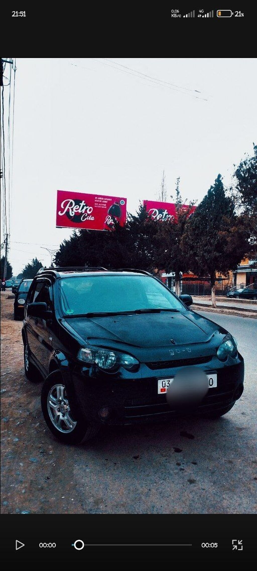 Компактный городской кроссовер/хэтчбек черного цвета. Основные