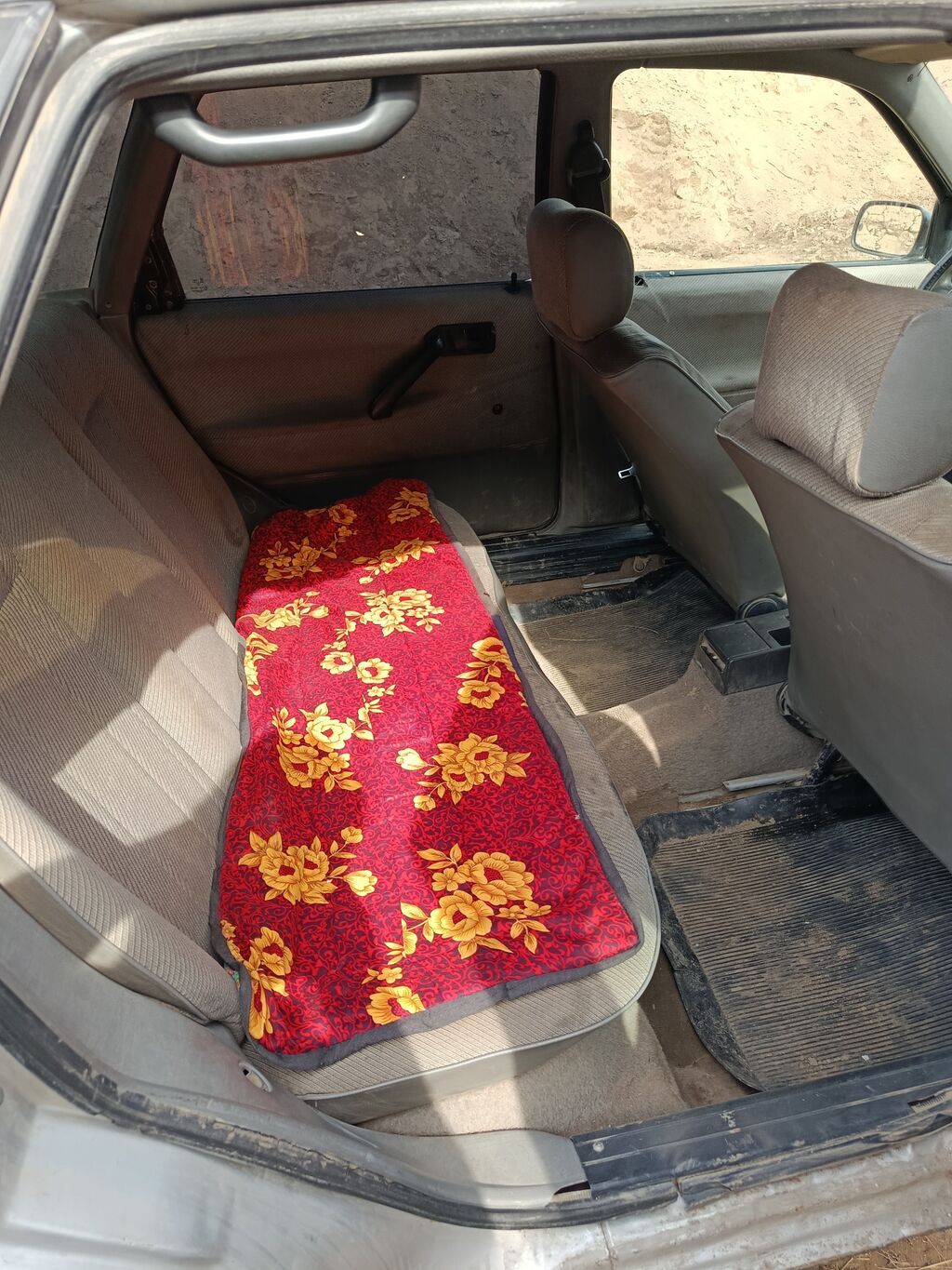 Легковой автомобиль хэтчбек/лифтбек белого цвета. Основные