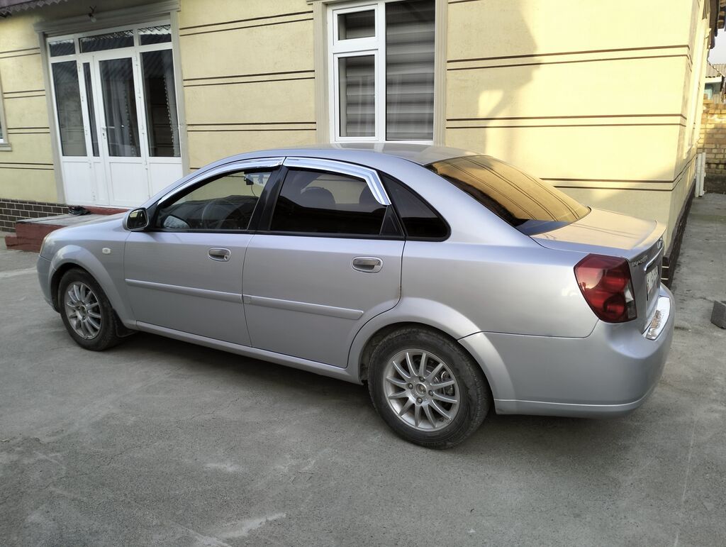 Седан серебристого цвета. Кузов и экстерьер