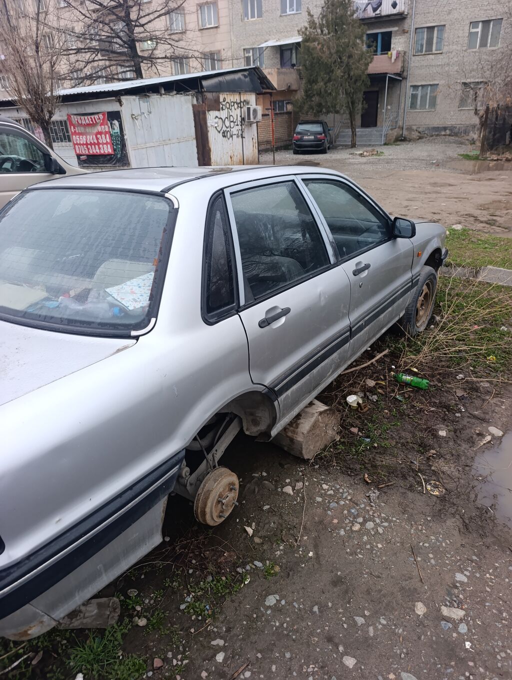 Продам автомобиль-седан серебристого цвета для разборки на запчасти